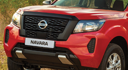 Nissan Navara SE Front Grille and Headlamps